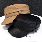 Női bőr sapka gombbal