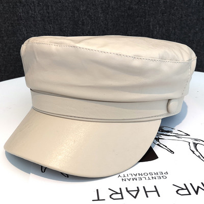 Női bőr sapka gombbal