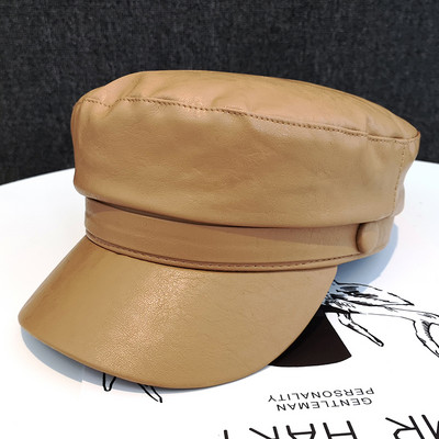 Női bőr sapka gombbal