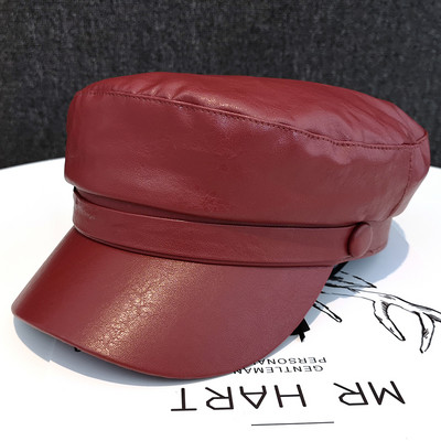 Női bőr sapka gombbal