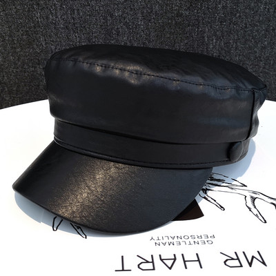 Női bőr sapka gombbal