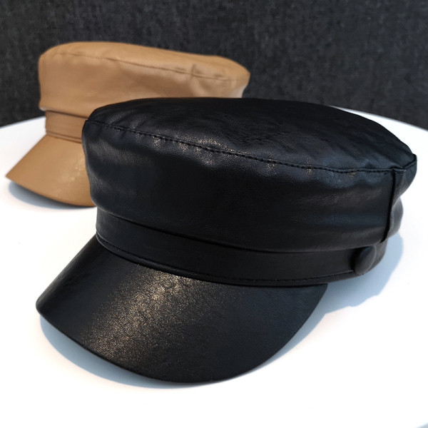 Női bőr sapka gombbal