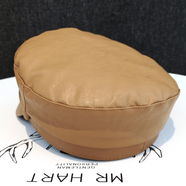 Női bőr sapka gombbal