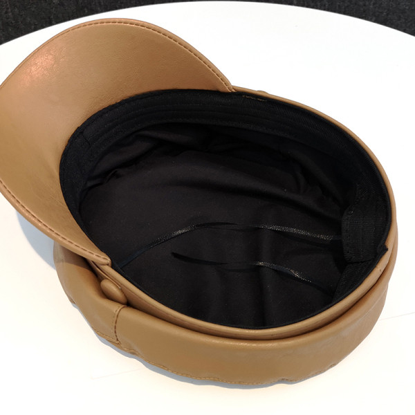 Női bőr sapka gombbal