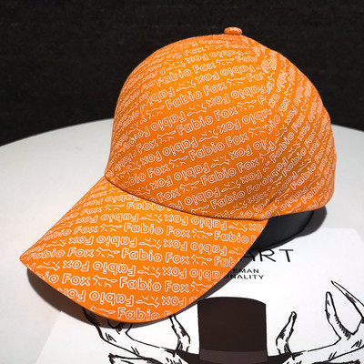 Hétköznapi baseballsapka feliratokkal nőknek