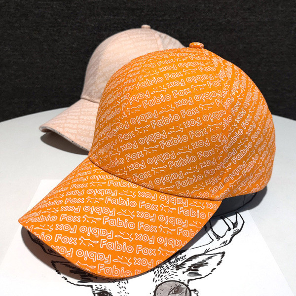 Hétköznapi baseballsapka feliratokkal nőknek