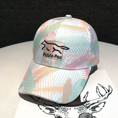 Színes női sapka hímzéssel