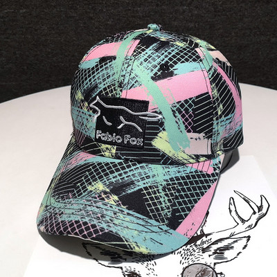 Színes női sapka hímzéssel