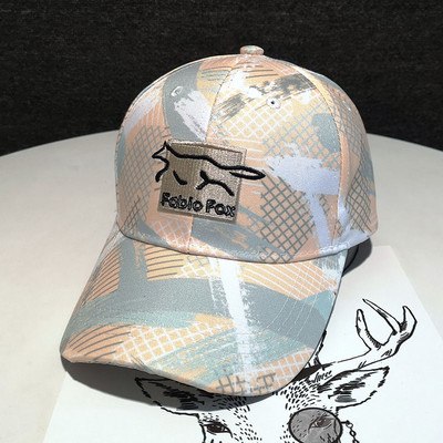 Színes női sapka hímzéssel