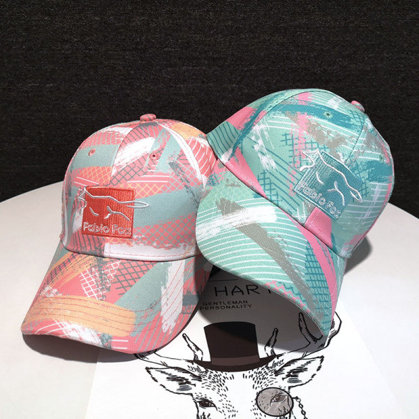 Színes női sapka hímzéssel