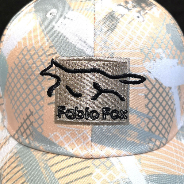 Színes női sapka hímzéssel