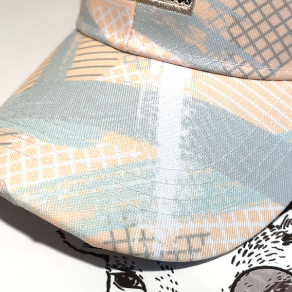 Színes női sapka hímzéssel