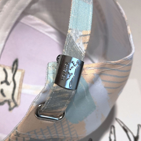 Színes női sapka hímzéssel