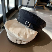 Ženska kapa tipa beretka s remenom