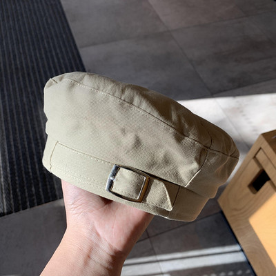 Ženska kapa tipa beretka s remenom