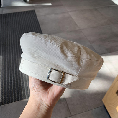 Ženska kapa tipa beretka s remenom