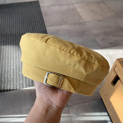 Ženska kapa tipa beretka s remenom