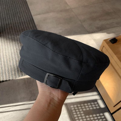 Ženska kapa tipa beretka s remenom