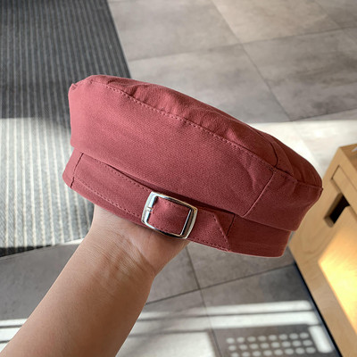 Ženska kapa tipa beretka s remenom