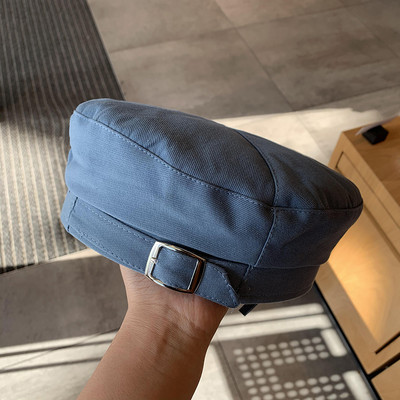 Ženska kapa tipa beretka s remenom