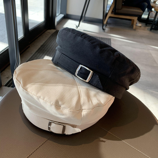 Ženska kapa tipa beretka s remenom