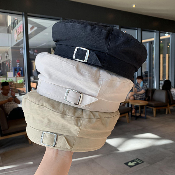 Ženska kapa tipa beretka s remenom