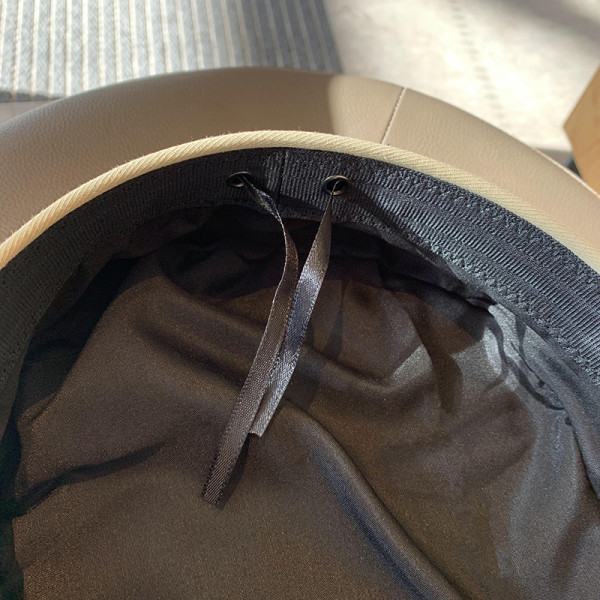 Ženska kapa tipa beretka s remenom