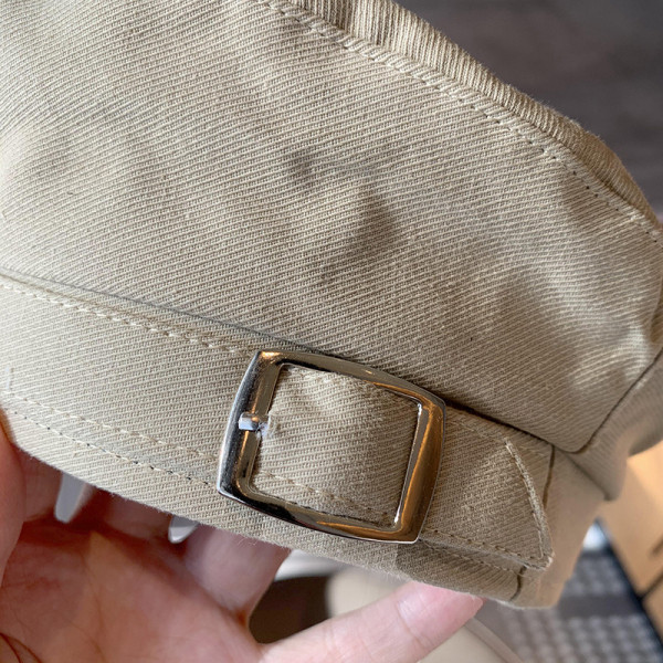 Ženska kapa tipa beretka s remenom