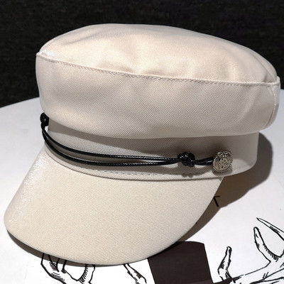 Fényes hatású és díszítésű női sapka