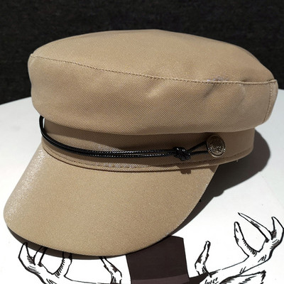 Fényes hatású és díszítésű női sapka