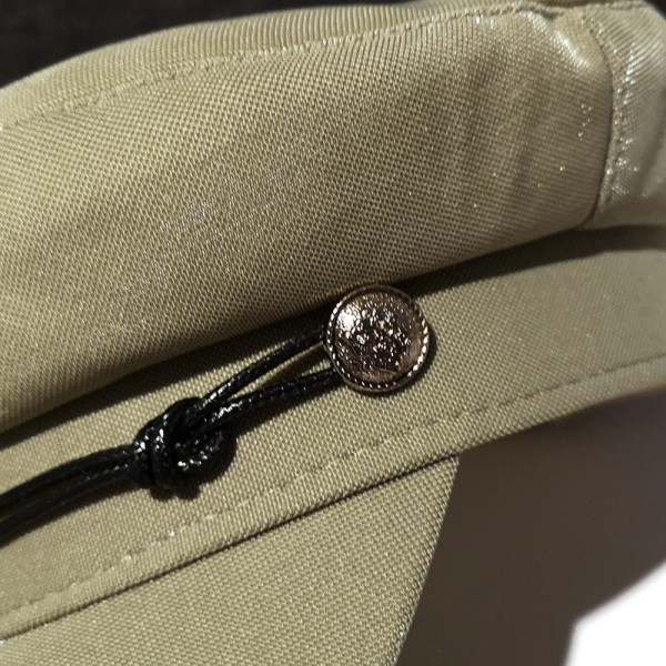 Fényes hatású és díszítésű női sapka