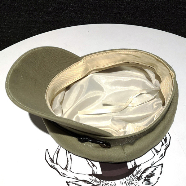 Fényes hatású és díszítésű női sapka