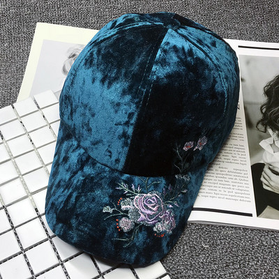 Γυναικείο μοντέρνο βελούινοο καπέλο με κέντημα