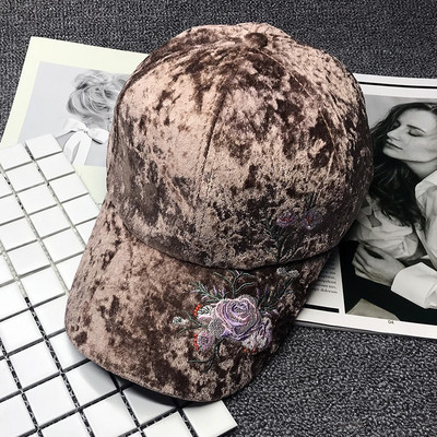 Γυναικείο μοντέρνο βελούινοο καπέλο με κέντημα