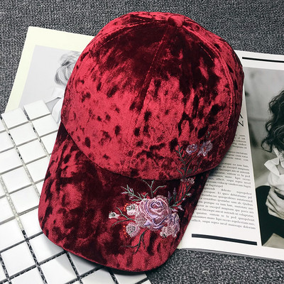 Γυναικείο μοντέρνο βελούινοο καπέλο με κέντημα