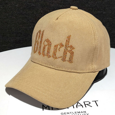 Μοντέρνα γυναικεία τραγιάσκα με γείσο και γυαλιστερή επιγραφή