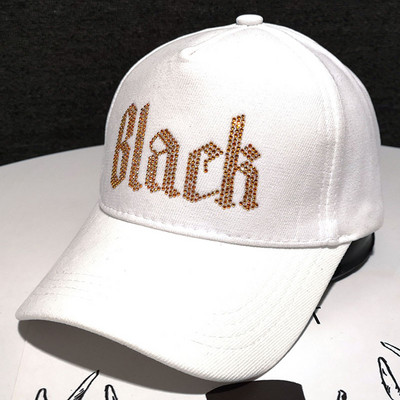 Μοντέρνα γυναικεία τραγιάσκα με γείσο και γυαλιστερή επιγραφή