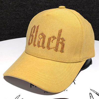 Μοντέρνα γυναικεία τραγιάσκα με γείσο και γυαλιστερή επιγραφή