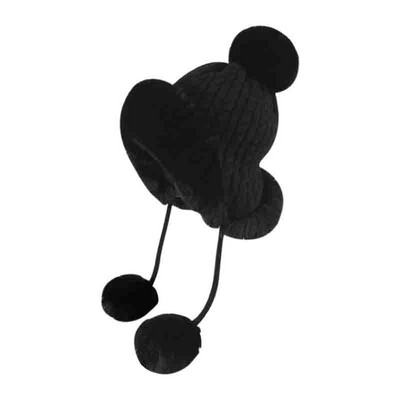 Modern téli női sapka tollal és nyakkendővel