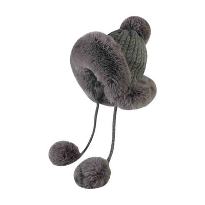 Modern téli női sapka tollal és nyakkendővel