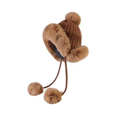 Modern téli női sapka tollal és nyakkendővel