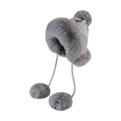 Modern téli női sapka tollal és nyakkendővel