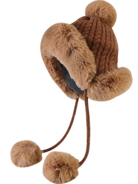 Modern téli női sapka tollal és nyakkendővel