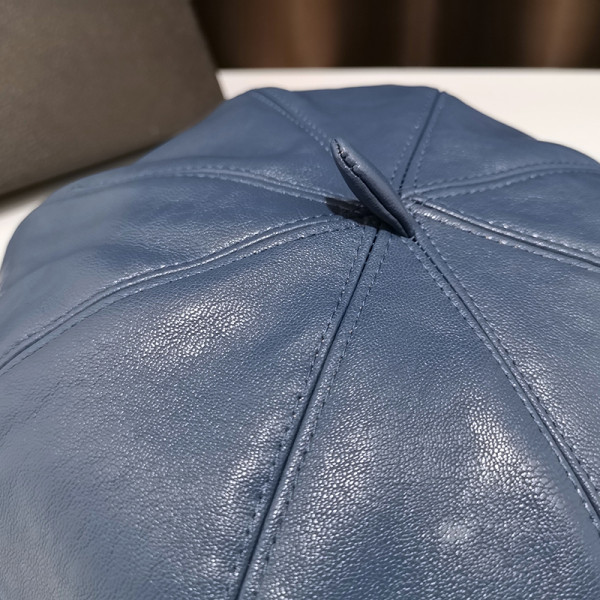 Bőr női barett típusú sapka