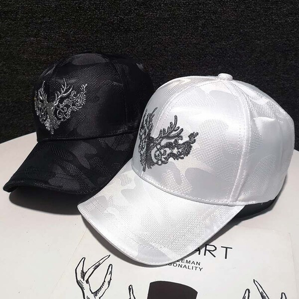 Modern unisex sapka napellenzővel és fényes hatással