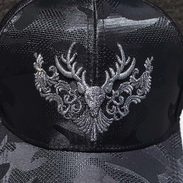 Modern unisex sapka napellenzővel és fényes hatással