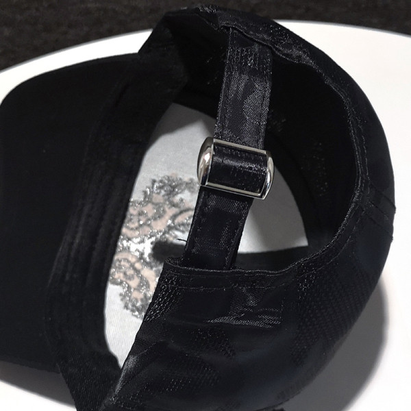 Modern unisex sapka napellenzővel és fényes hatással