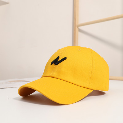 Ženska kapa od eko kože sa vezom