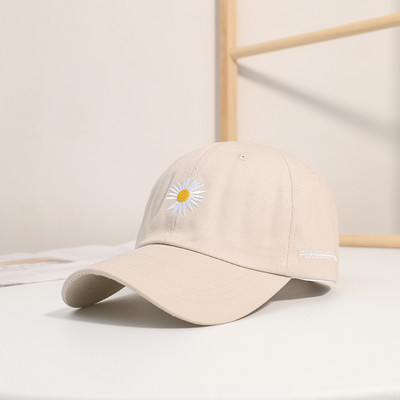 Ženska kapa od eko kože sa vezom