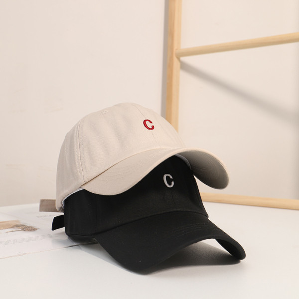 Ženska kapa od eko kože sa vezom